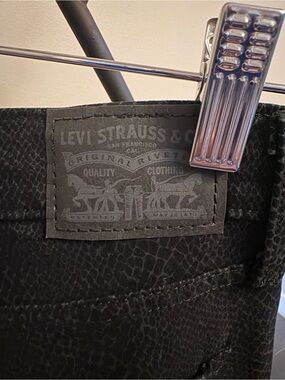 Levi's Women's high rise Super Skinny Jeans in Black/Grey Snakeskin print